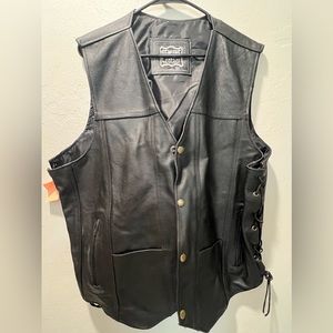 XL Black Vest Great Condition, multiple pockets, and is genuine leather